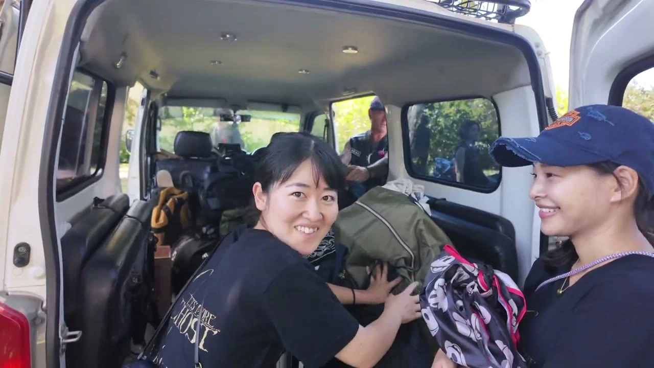 ハイエース車内で肩を寄せ合い笑う女性2人｜2025年6月 バリ島ハーレーツーリング — TEAM THE GHOST West Bali