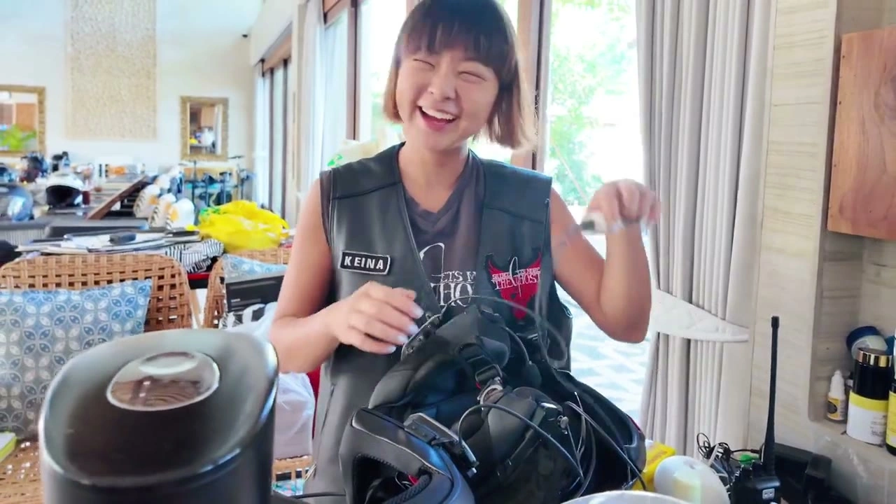 ガッツポーズで気合いを入れる女性メンバー｜2025年6月 バリ島ハーレーツーリング — TEAM THE GHOST West Bali