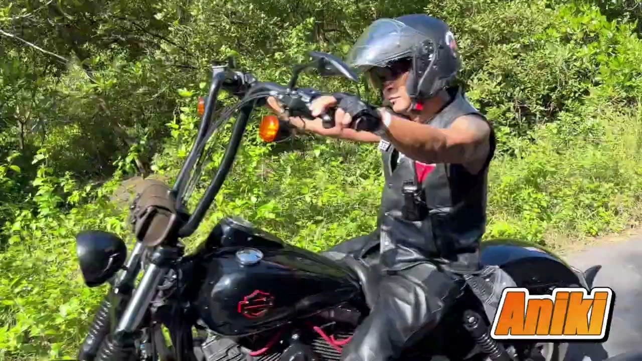 名前テロップ「Aniki」バイクにまたがり手を伸ばす兄貴｜2025年6月 バリ島ハーレーツーリング — TEAM THE GHOST West Bali