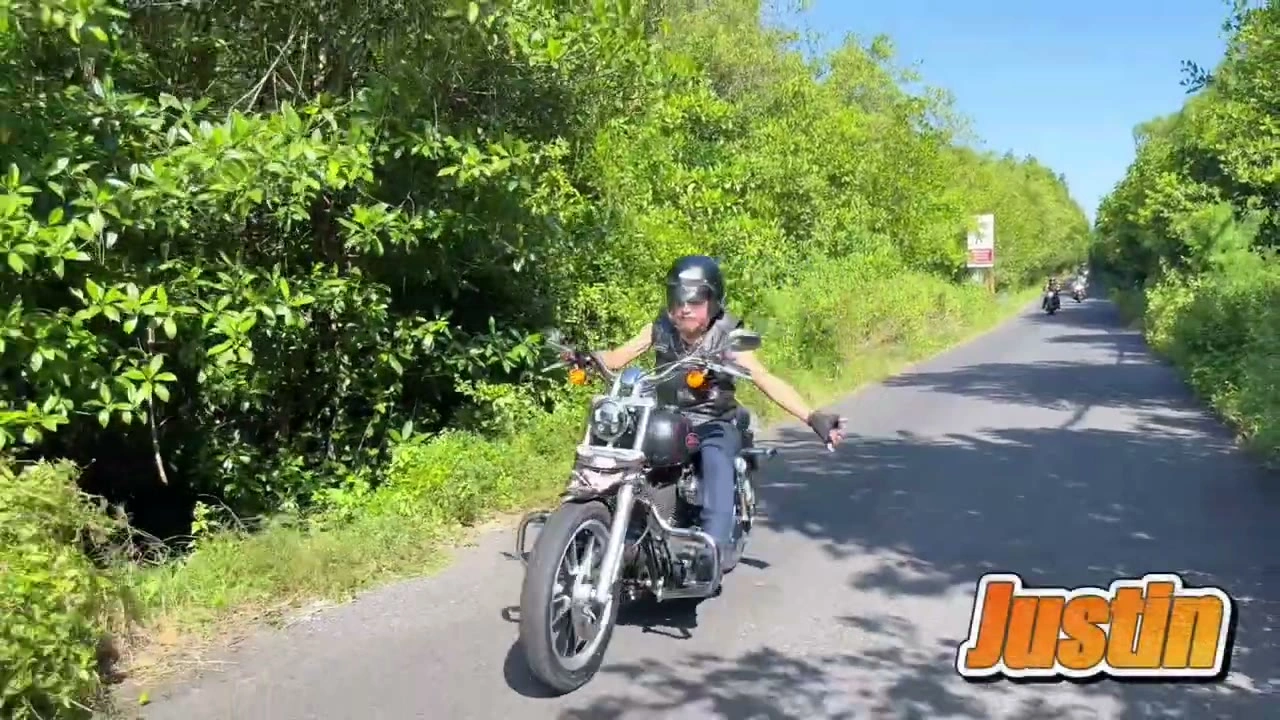 名前テロップ「Justin」走行するメンバー｜2025年6月 バリ島ハーレーツーリング — TEAM THE GHOST West Bali