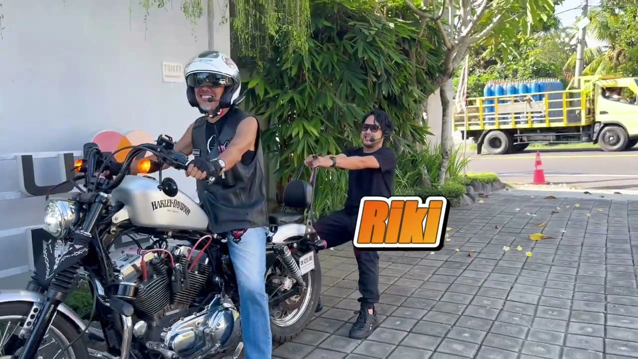 名前テロップ「RIM」バイク横で指差しポーズ｜2025年6月 バリ島ハーレーツーリング — TEAM THE GHOST West Bali