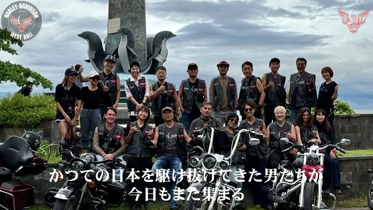 寺院と海を背にチーム全員の集合写真｜2025年7月 バリ島ハーレーツーリング — TEAM THE GHOST West Bali