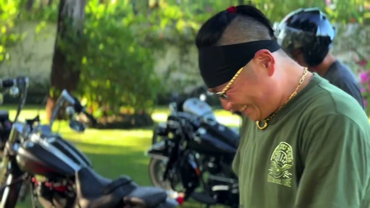 緑Tシャツ+サングラスのメンバーがバイク横で笑顔｜2025年7月 バリ島ハーレーツーリング — TEAM THE GHOST West Bali