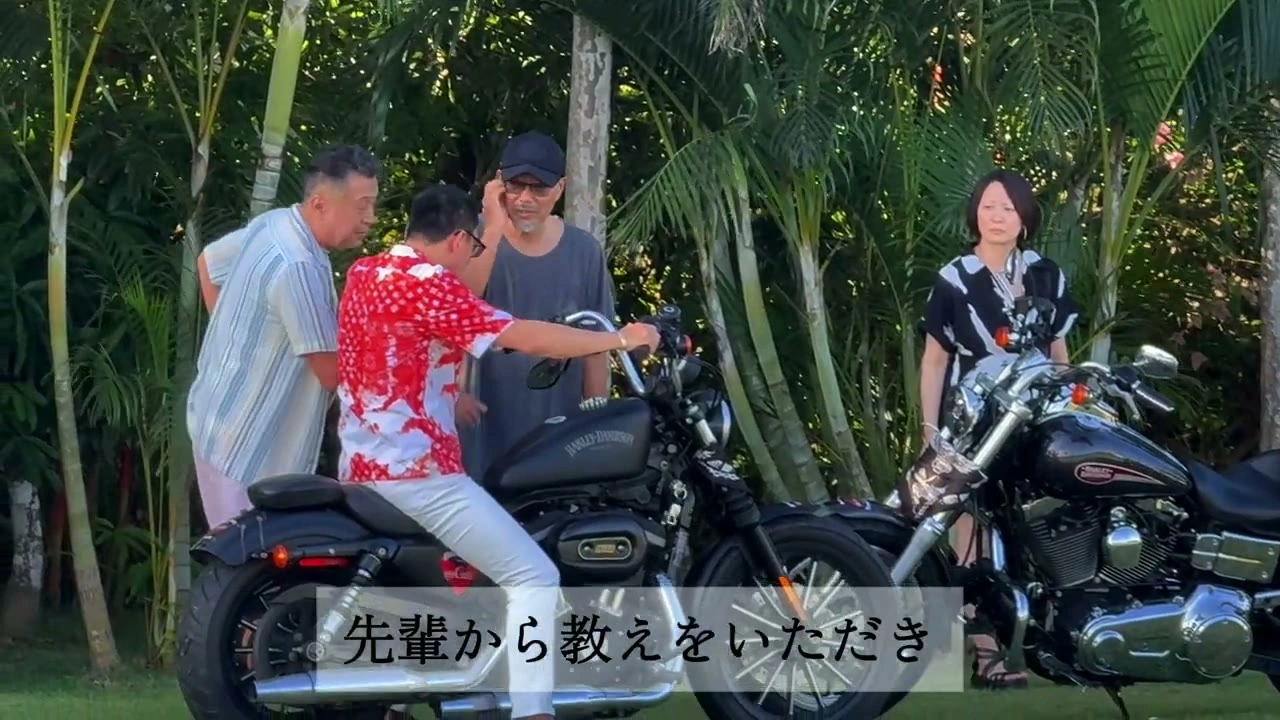 赤アロハのメンバーがバイクで指導を受ける｜2025年7月 バリ島ハーレーツーリング — TEAM THE GHOST West Bali
