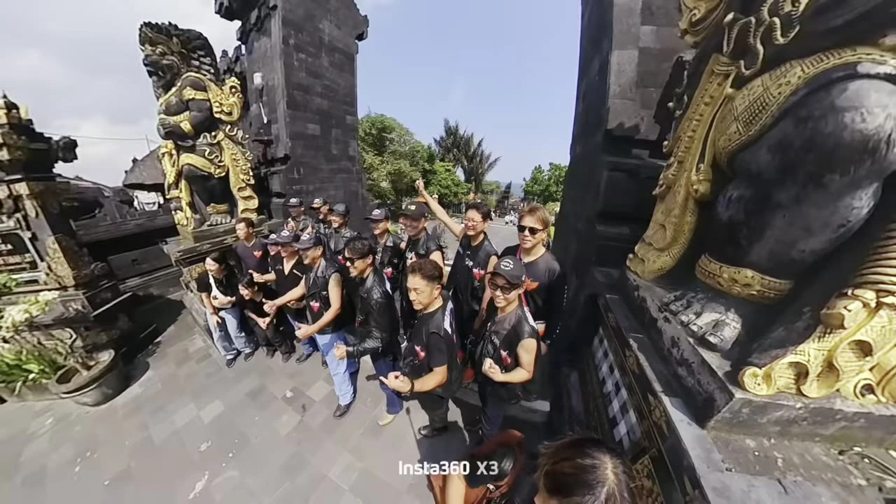 タナロット寺院ゲート前でチーム大集合写真｜2025年7月 バリ島ハーレーツーリング — TEAM THE GHOST West Bali