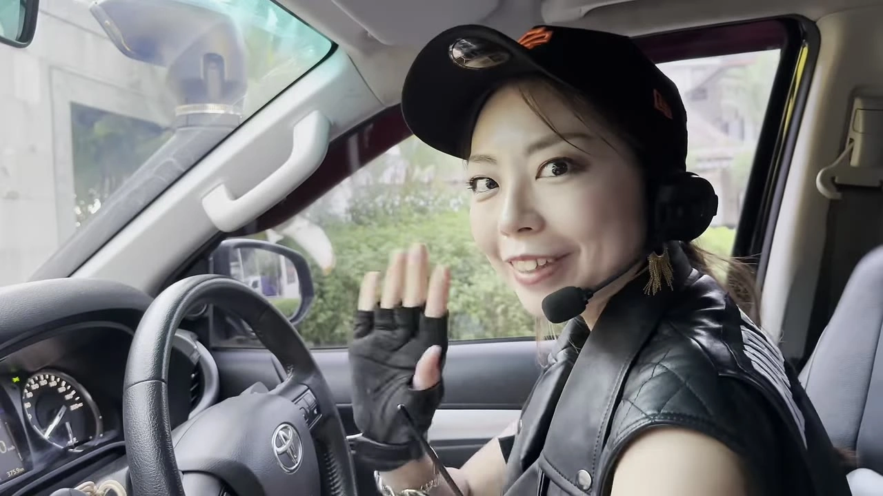 車を運転しながら手を振る女性メンバー｜2025年7月 バリ島ハーレーツーリング — TEAM THE GHOST West Bali
