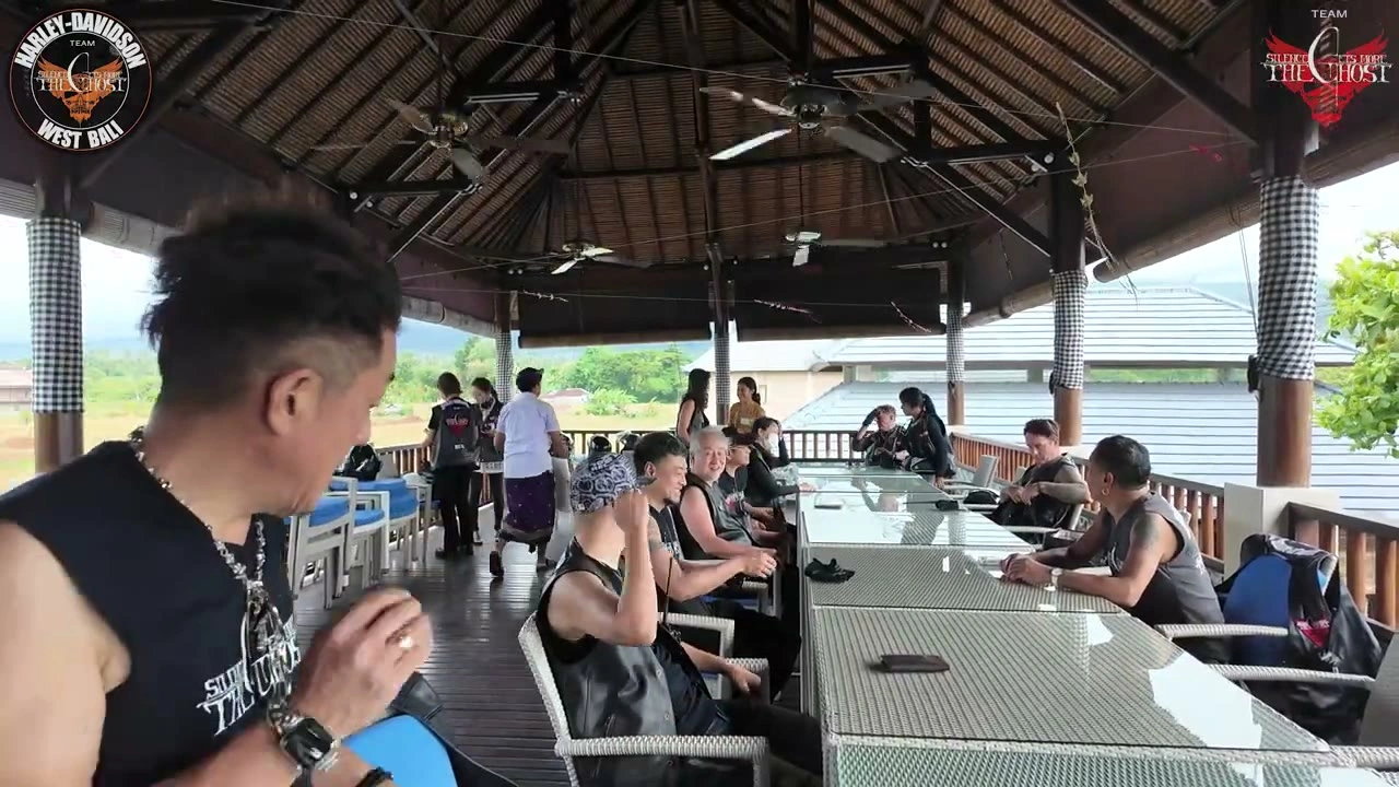 湖畔パビリオンの休憩でメンバーが集う｜2025年7月 バリ島ハーレーツーリング — TEAM THE GHOST West Bali