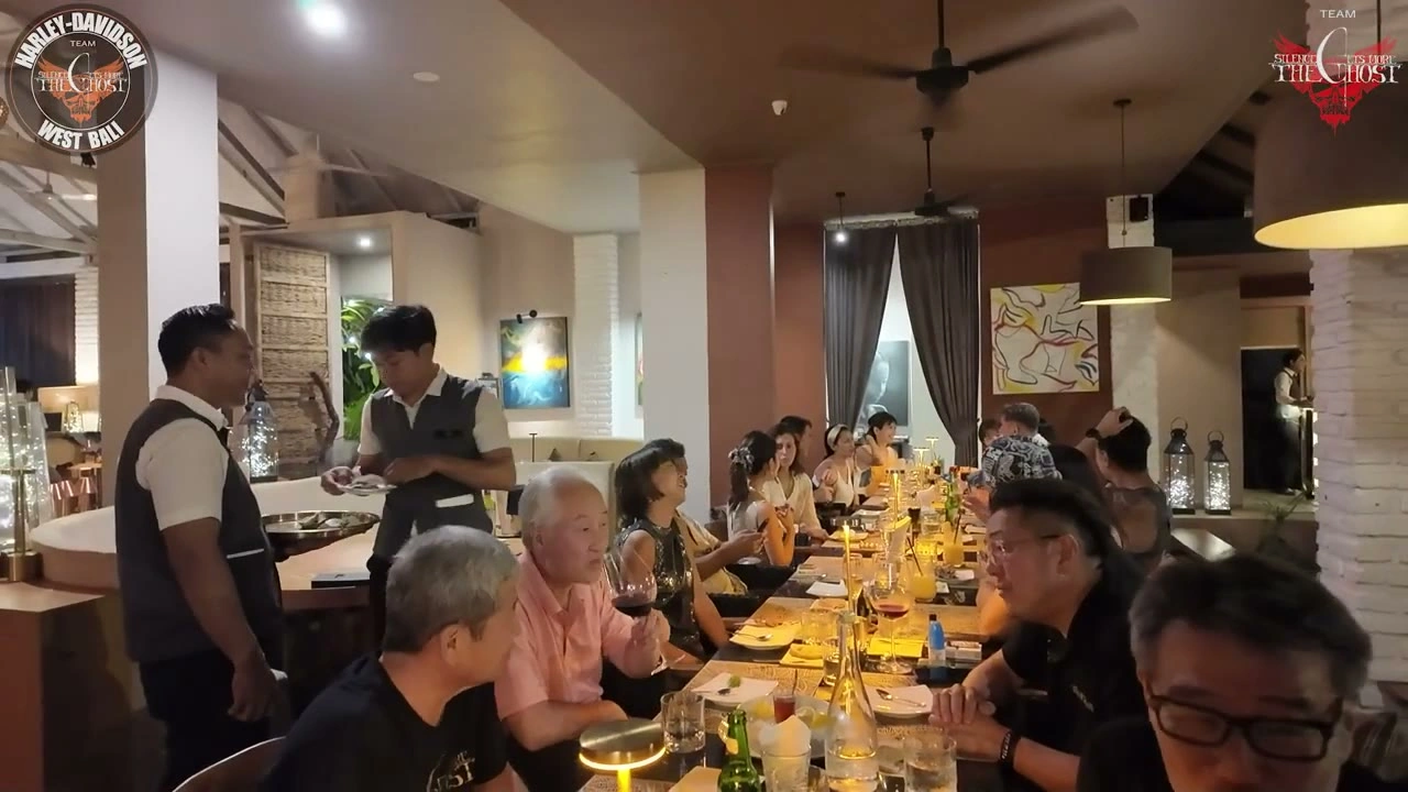 夜のディナー長テーブルでメンバー勢揃い｜2025年7月 バリ島ハーレーツーリング — TEAM THE GHOST West Bali