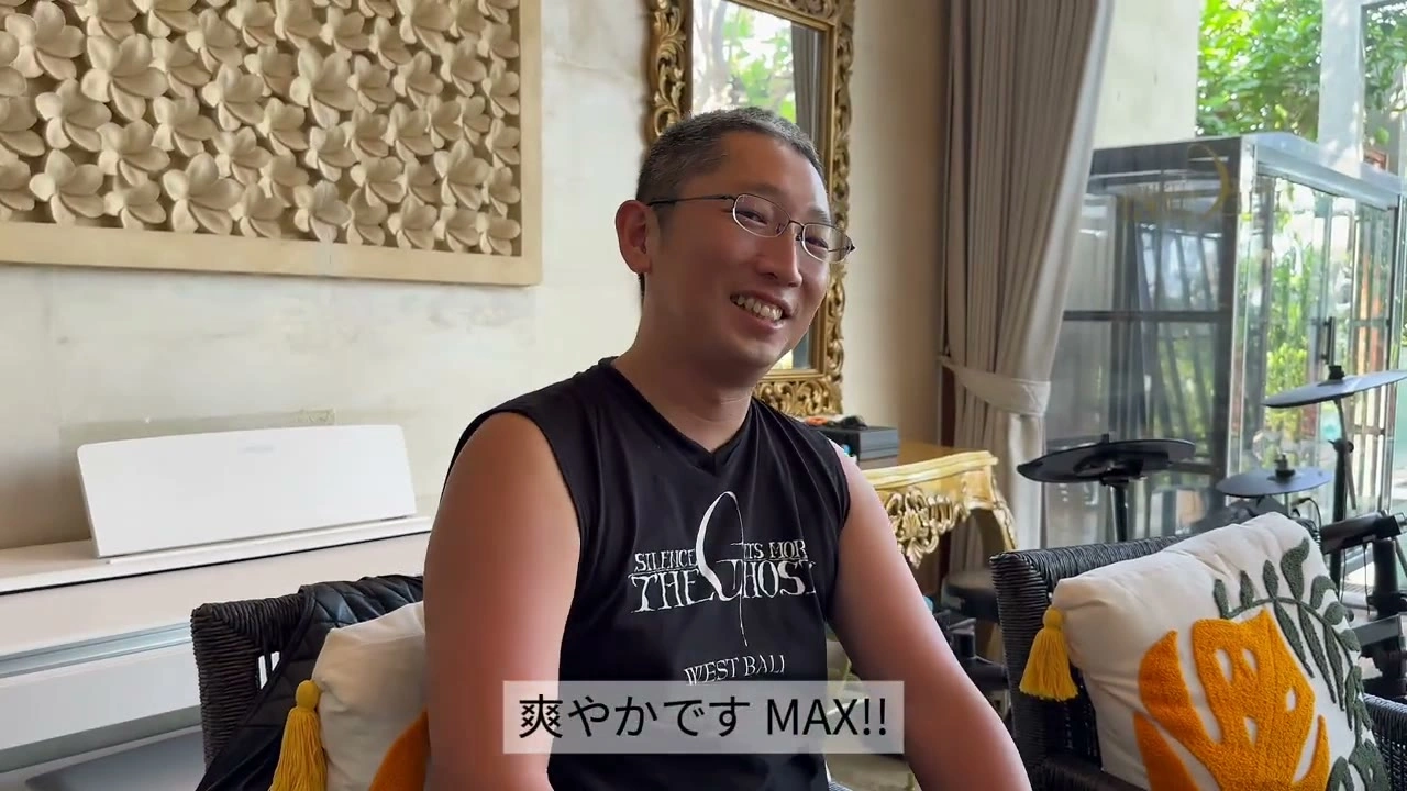 タンクトップの男性メンバーがインタビュー｜2025年7月 バリ島ハーレーツーリング — TEAM THE GHOST West Bali