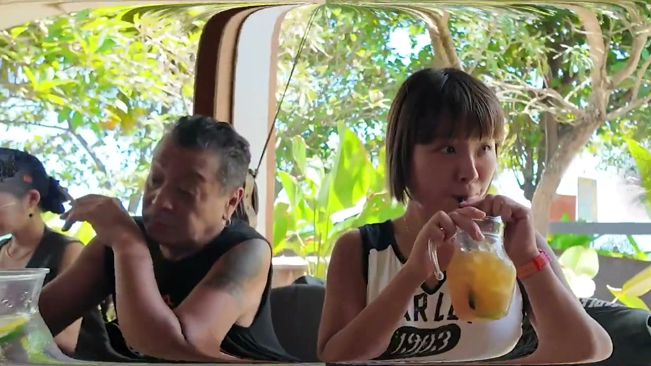 カフェでカップルがドリンクを飲む｜2025年7月 バリ島ハーレーツーリング — TEAM THE GHOST West Bali