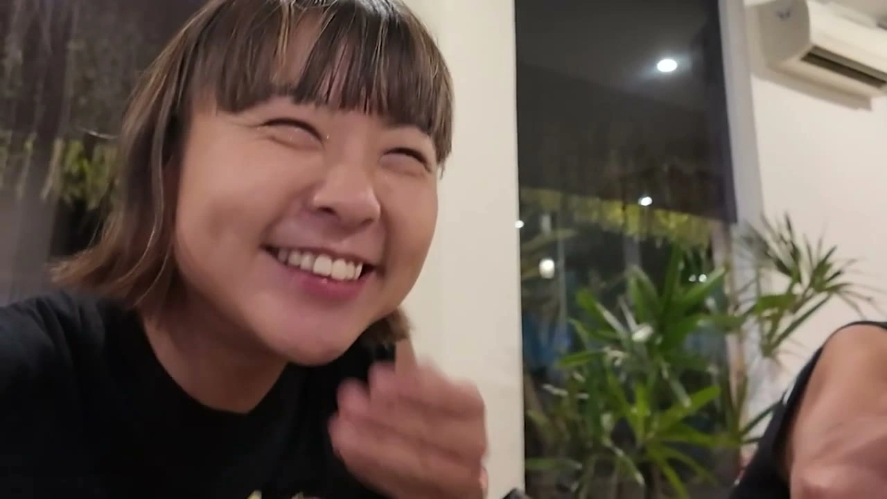 女性メンバーの満面の笑みドアップ｜2025年7月 バリ島ハーレーツーリング — TEAM THE GHOST West Bali