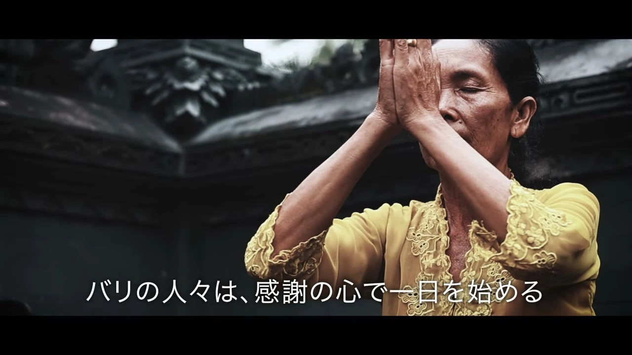 バリの老人が合掌して祈る（文化）｜2025年7月 バリ島ハーレーツーリング — TEAM THE GHOST West Bali
