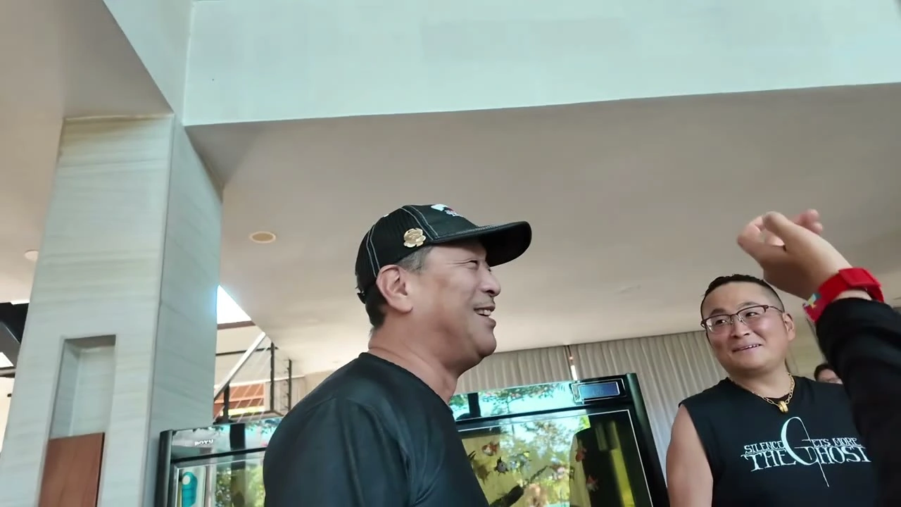 キャップのメンバーが正規店で談笑｜2025年7月 バリ島ハーレーツーリング — TEAM THE GHOST West Bali