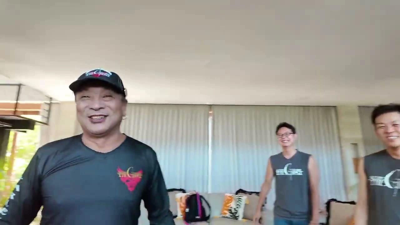 赤ハートシャツの男性が笑顔で仲間と｜2025年7月 バリ島ハーレーツーリング — TEAM THE GHOST West Bali