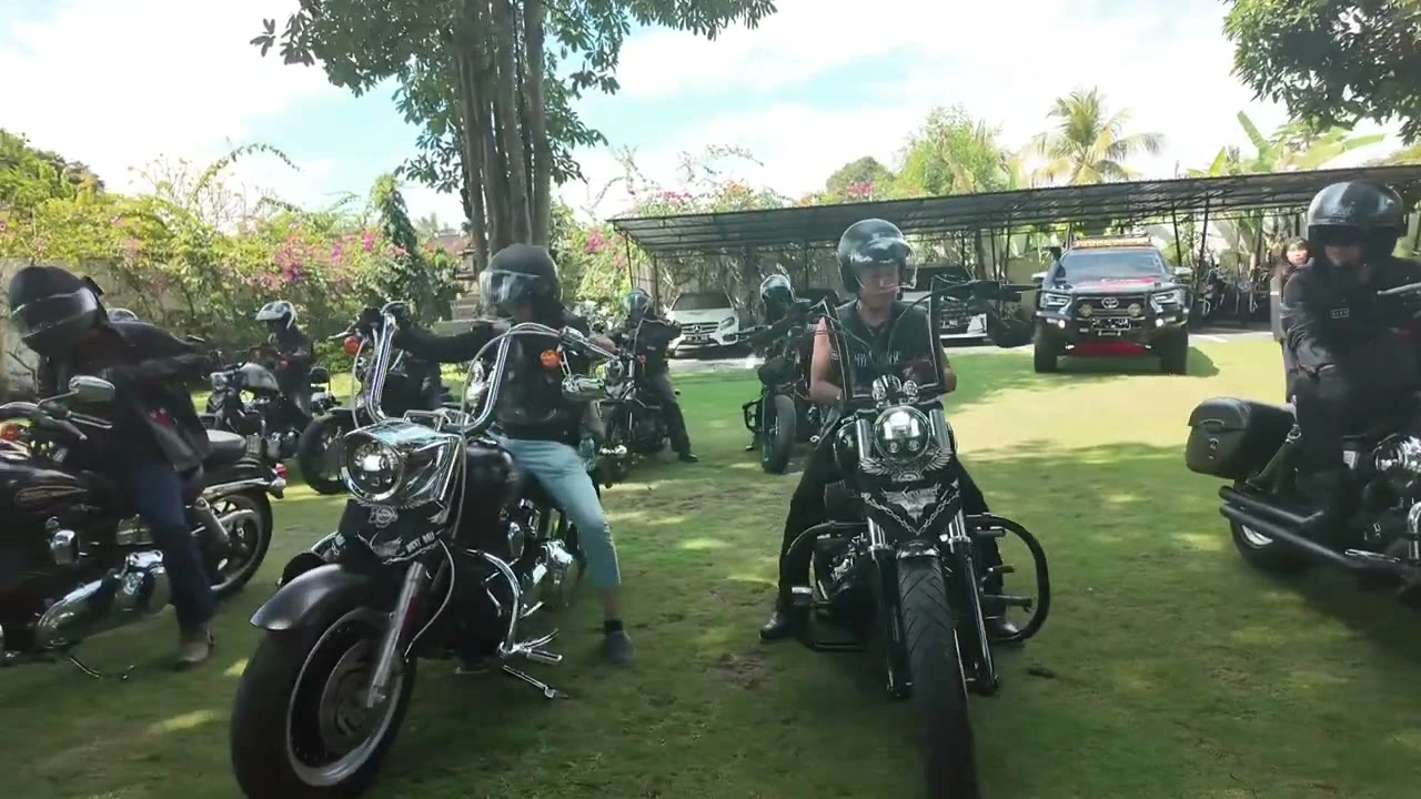 正規店の芝生にバイク集結・メンバー勢揃い｜2025年7月 バリ島ハーレーツーリング — TEAM THE GHOST West Bali
