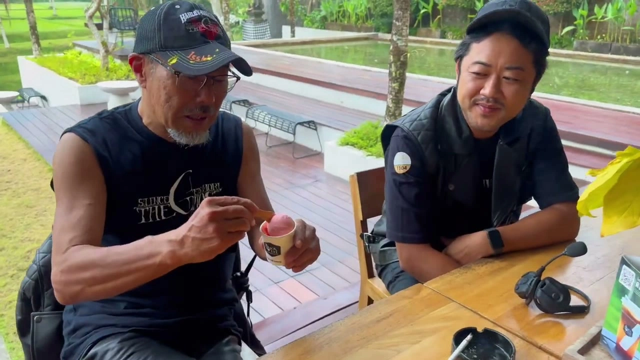 カフェで男性陣が身振り手振りで盛り上がる｜2025年7月 バリ島ハーレーツーリング — TEAM THE GHOST West Bali