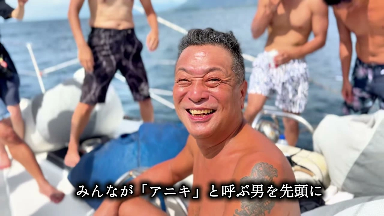 アニキ（丸尾孝俊）が船上で上半身裸の満面笑顔｜2025年7月 バリ島ハーレーツーリング — TEAM THE GHOST West Bali