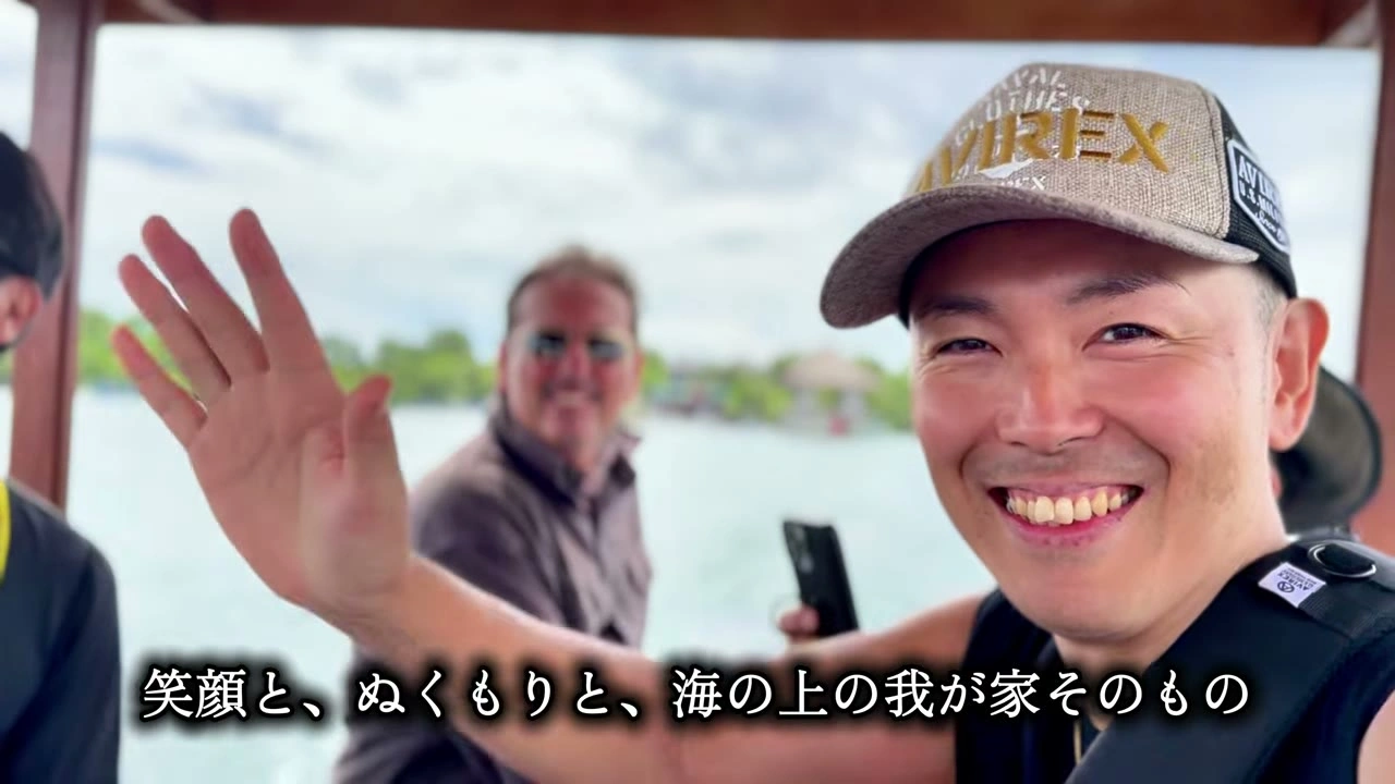 船上で自撮りしながら手を振る笑顔のメンバー｜2025年7月 バリ島ハーレーツーリング — TEAM THE GHOST West Bali