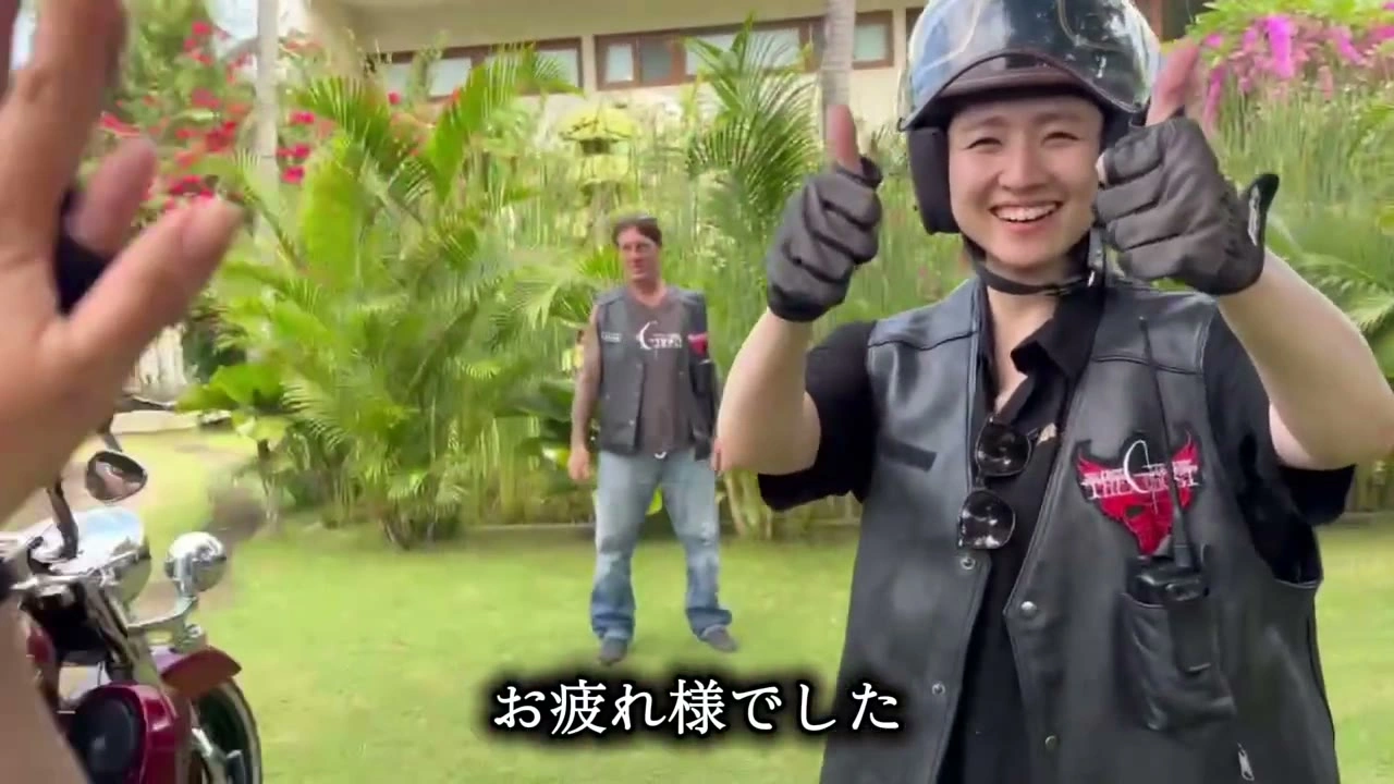 サムズアップの女性｜2025年8月 バリ島ハーレーツーリング — TEAM THE GHOST West Bali