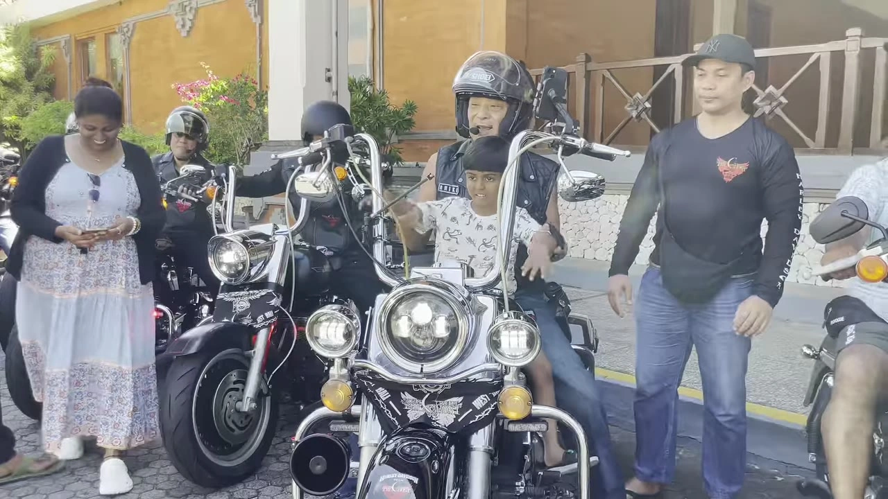 出発前、バイクの前で男女｜2025年8月 バリ島ハーレーツーリング — TEAM THE GHOST West Bali
