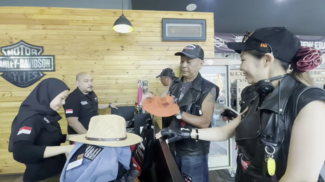 バリの帽子を選ぶ男性たち｜2025年8月 バリ島ハーレーツーリング — TEAM THE GHOST West Bali
