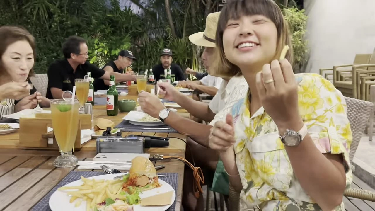 黄色い服の女性が笑顔で夕食｜2025年8月 バリ島ハーレーツーリング — TEAM THE GHOST West Bali