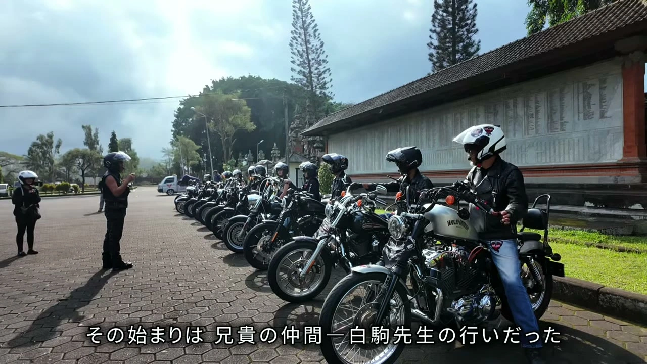慰霊碑の前に並ぶハーレー｜2025年8月 バリ島ハーレーツーリング — TEAM THE GHOST West Bali