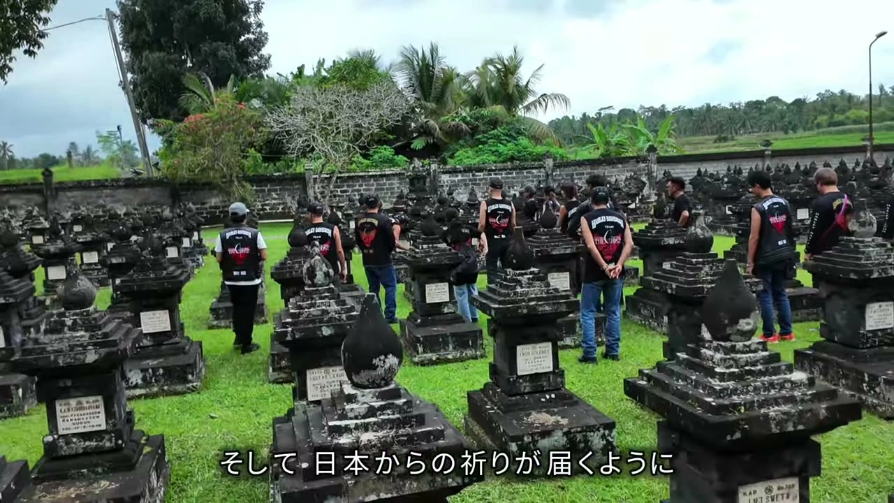 墓前で祈りを捧げるメンバーたち｜2025年8月 バリ島ハーレーツーリング — TEAM THE GHOST West Bali