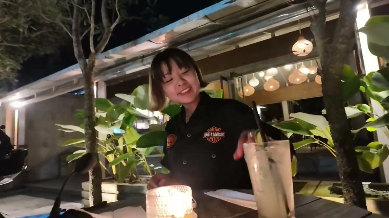 バーでHDシャツの女性の笑顔｜2025年8月 バリ島ハーレーツーリング — TEAM THE GHOST West Bali