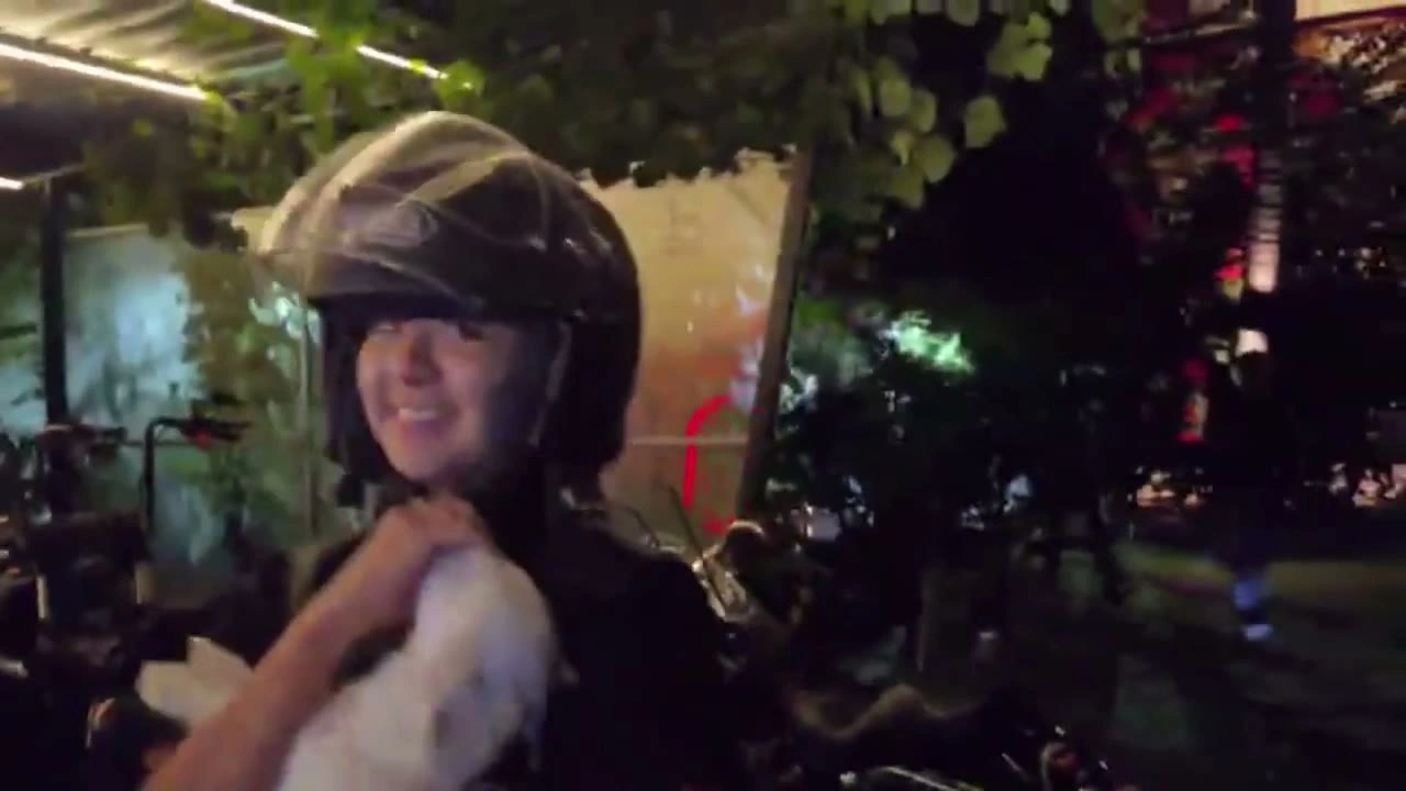 猫を抱く笑顔の男性｜2025年8月 バリ島ハーレーツーリング — TEAM THE GHOST West Bali