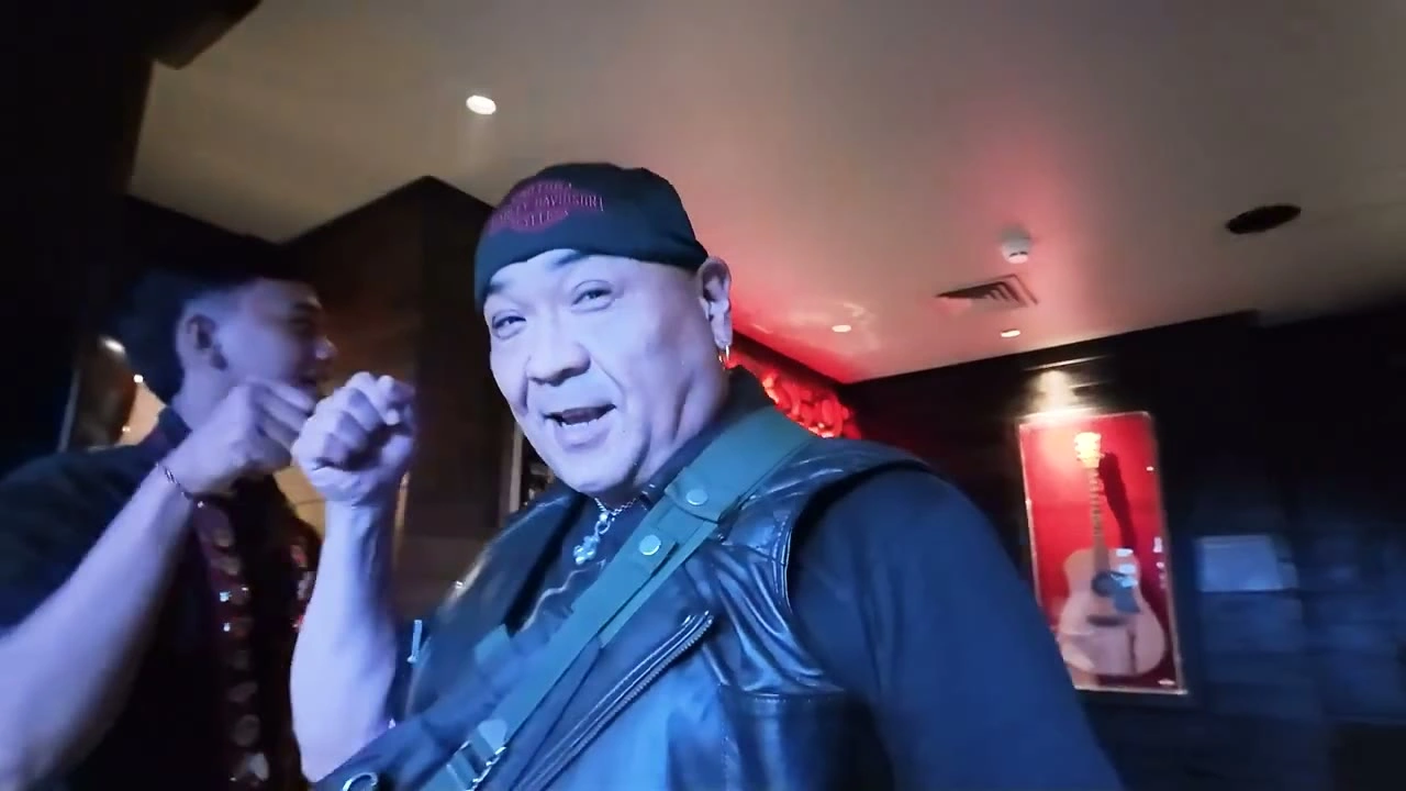 バンダナの男性が力こぶポーズ｜2025年9月 バリ島ハーレーツーリング — TEAM THE GHOST West Bali