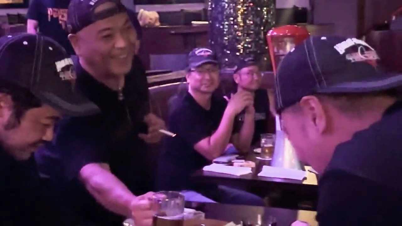 テーブルで笑い合う男性たち｜2025年9月 バリ島ハーレーツーリング — TEAM THE GHOST West Bali