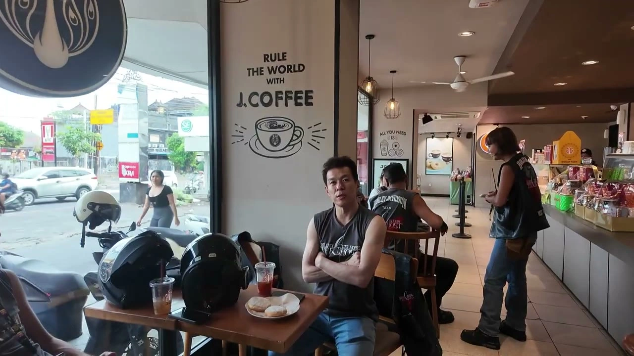 J.COコーヒーで腕組みの男性ら｜2025年9月 バリ島ハーレーツーリング — TEAM THE GHOST West Bali
