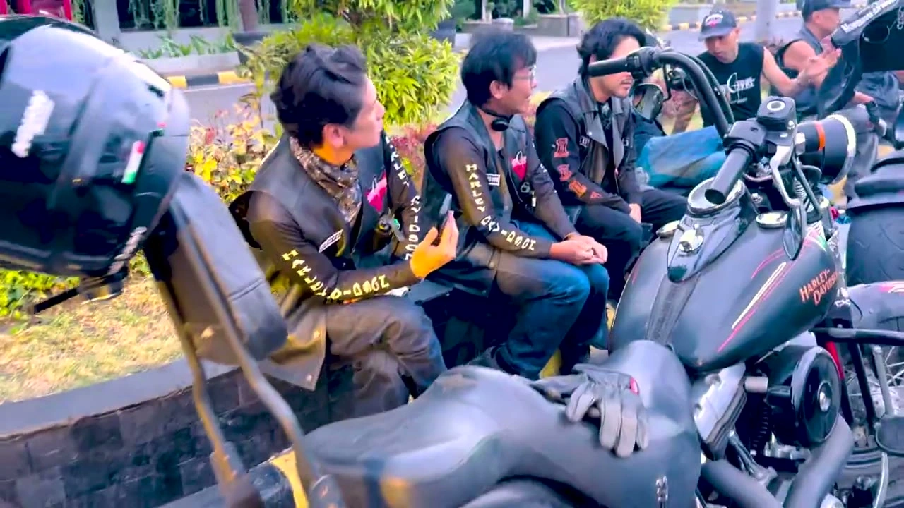1台のバイクに大勢で集まる｜2025年9月 バリ島ハーレーツーリング — TEAM THE GHOST West Bali