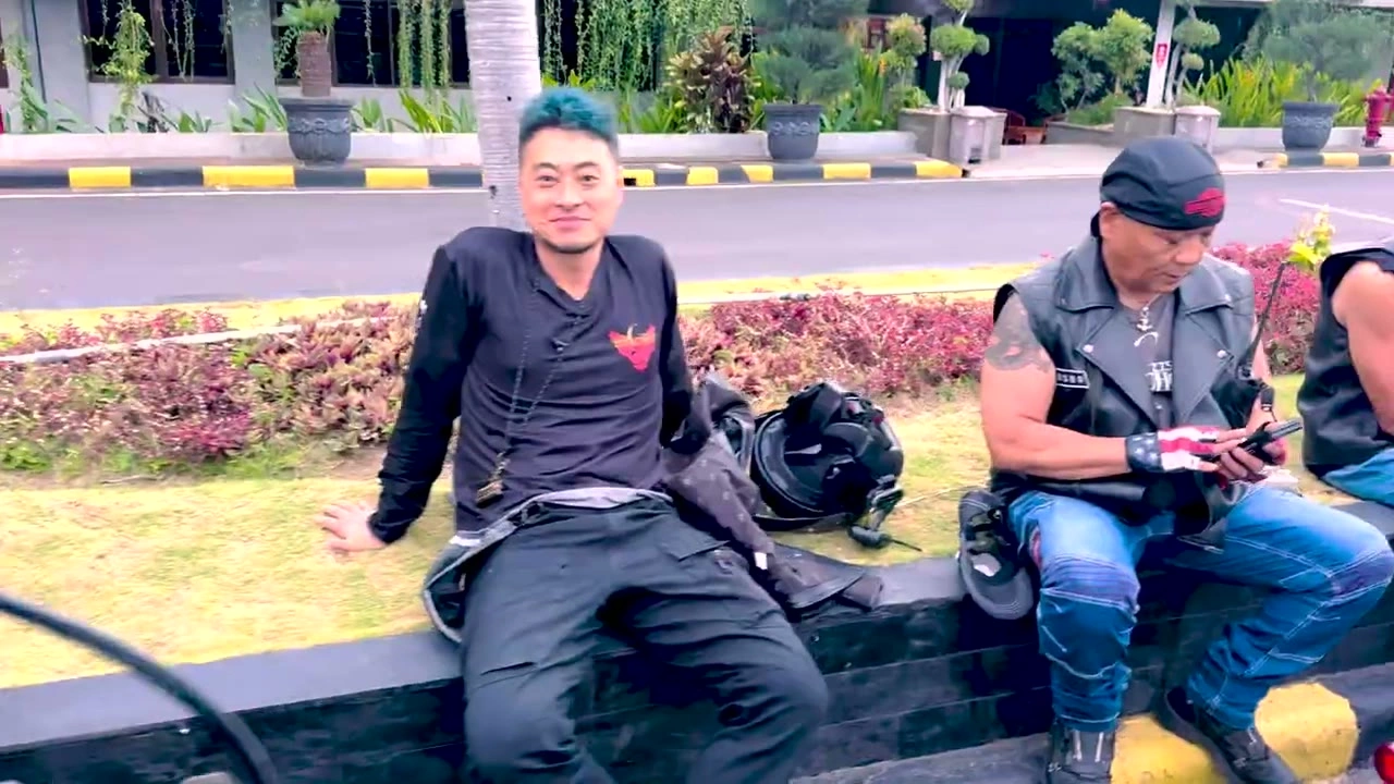 若手と年配が並んで座り談笑｜2025年9月 バリ島ハーレーツーリング — TEAM THE GHOST West Bali