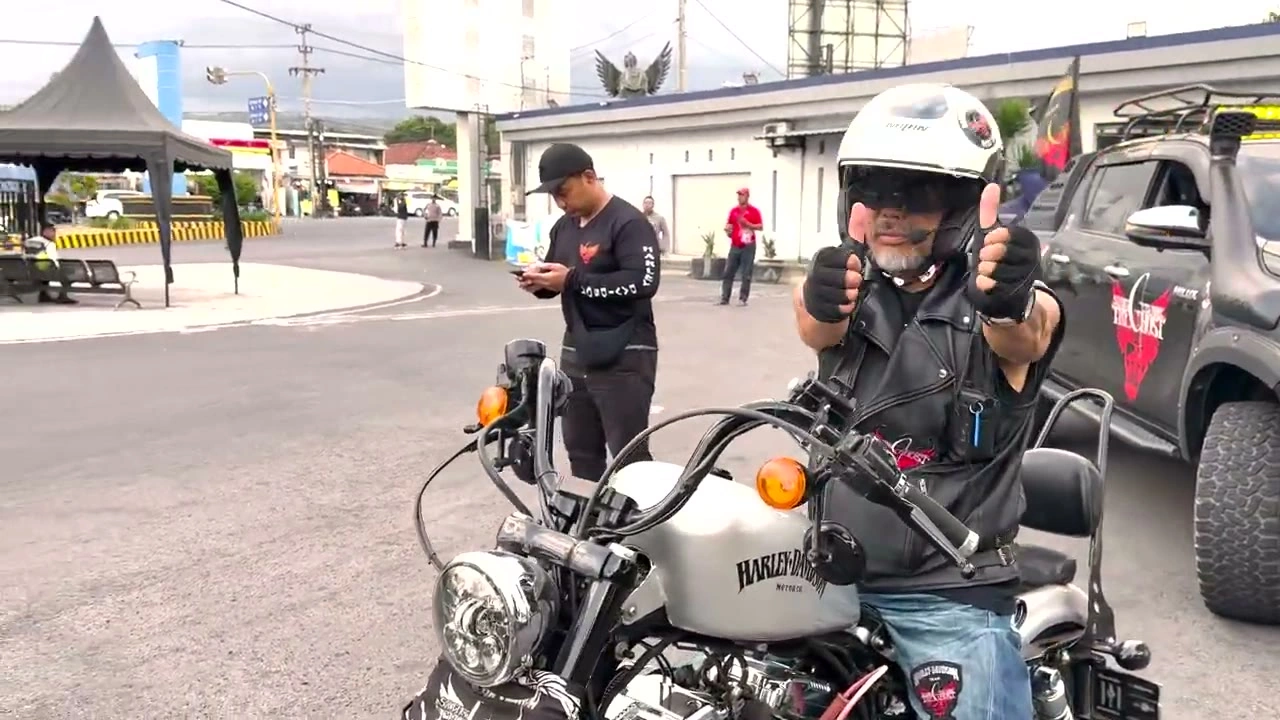 白ヘルメットでサムズアップ｜2025年9月 バリ島ハーレーツーリング — TEAM THE GHOST West Bali