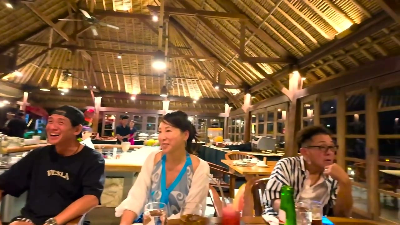 レストランで男性の笑顔＋ランヤードの女性｜2025年9月 バリ島ハーレーツーリング — TEAM THE GHOST West Bali