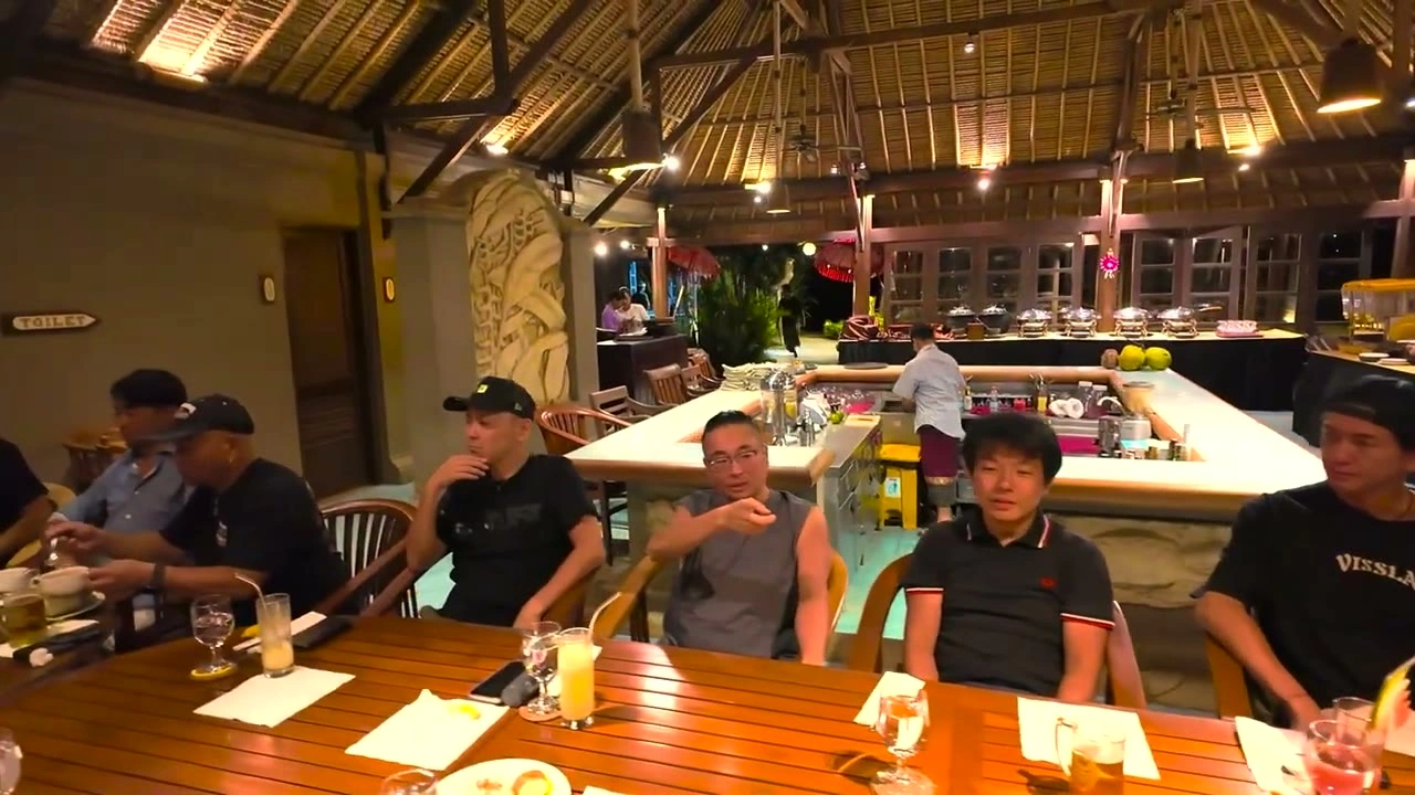 ディナーテーブルの男性たちが談笑｜2025年9月 バリ島ハーレーツーリング — TEAM THE GHOST West Bali