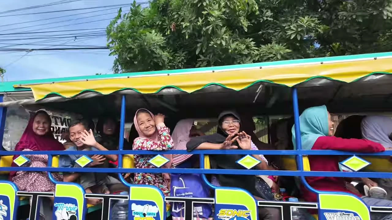 地元の女性たちが笑顔で手を振る｜2025年9月 バリ島ハーレーツーリング — TEAM THE GHOST West Bali