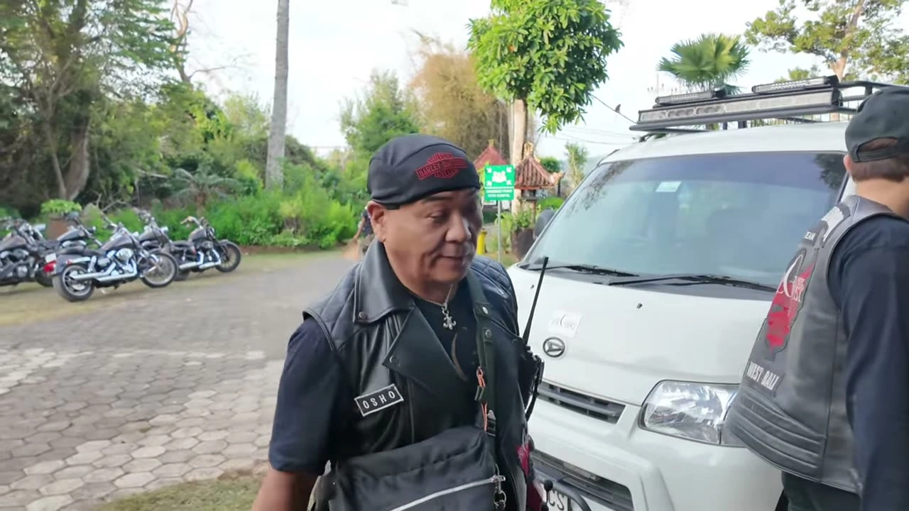バンダナの男性が笑顔｜2025年9月 バリ島ハーレーツーリング — TEAM THE GHOST West Bali