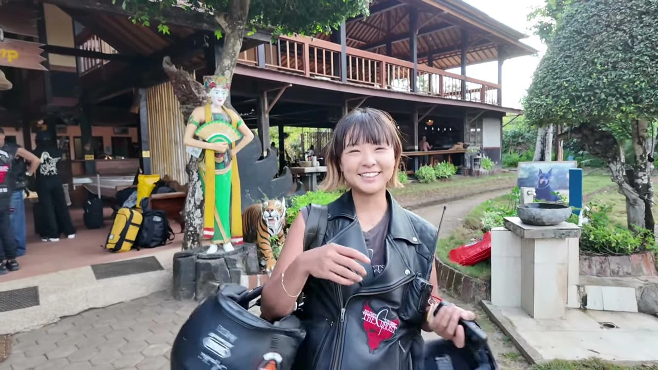 ヘルメットを手に笑顔の女性｜2025年9月 バリ島ハーレーツーリング — TEAM THE GHOST West Bali