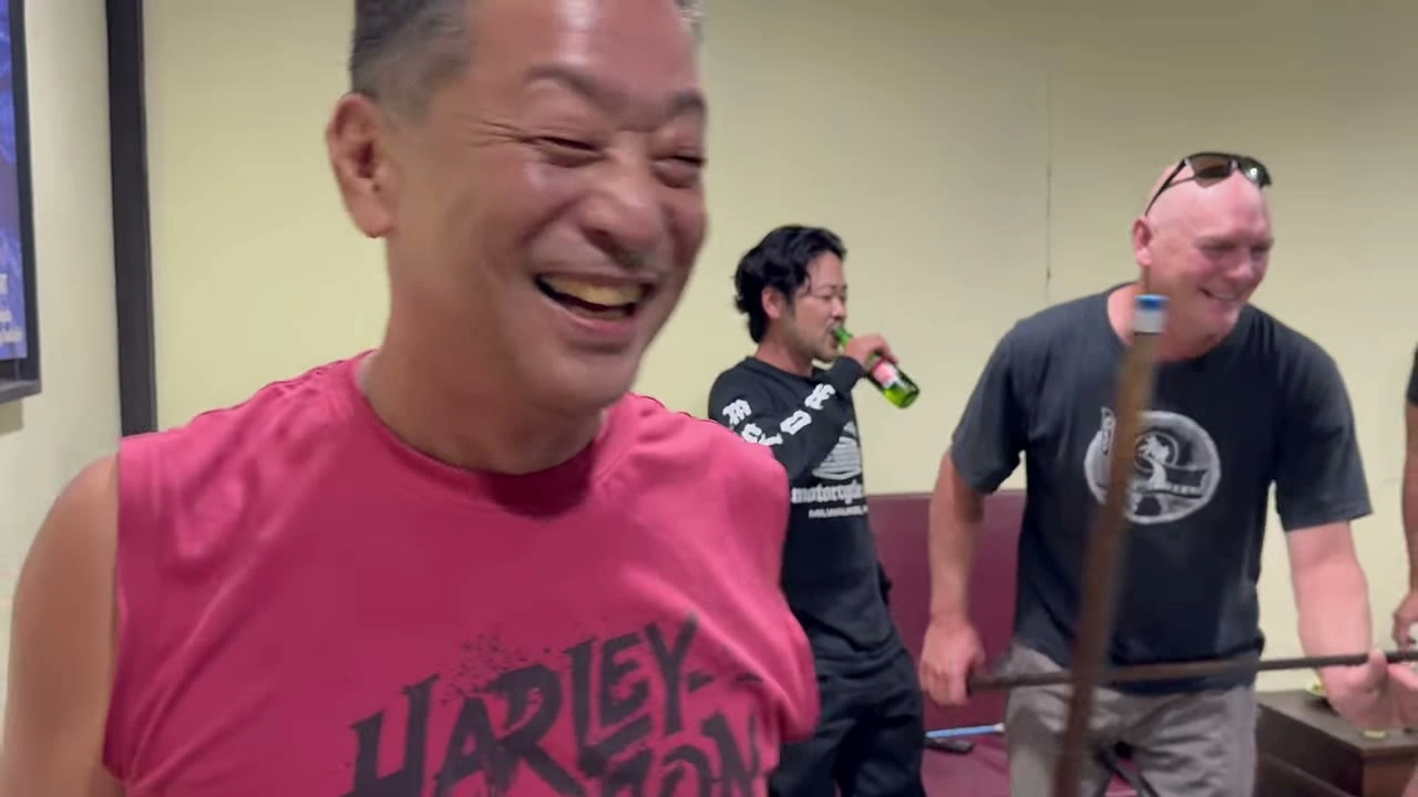 ピンクのタンクトップで大笑い｜2025年9月 バリ島ハーレーツーリング — TEAM THE GHOST West Bali