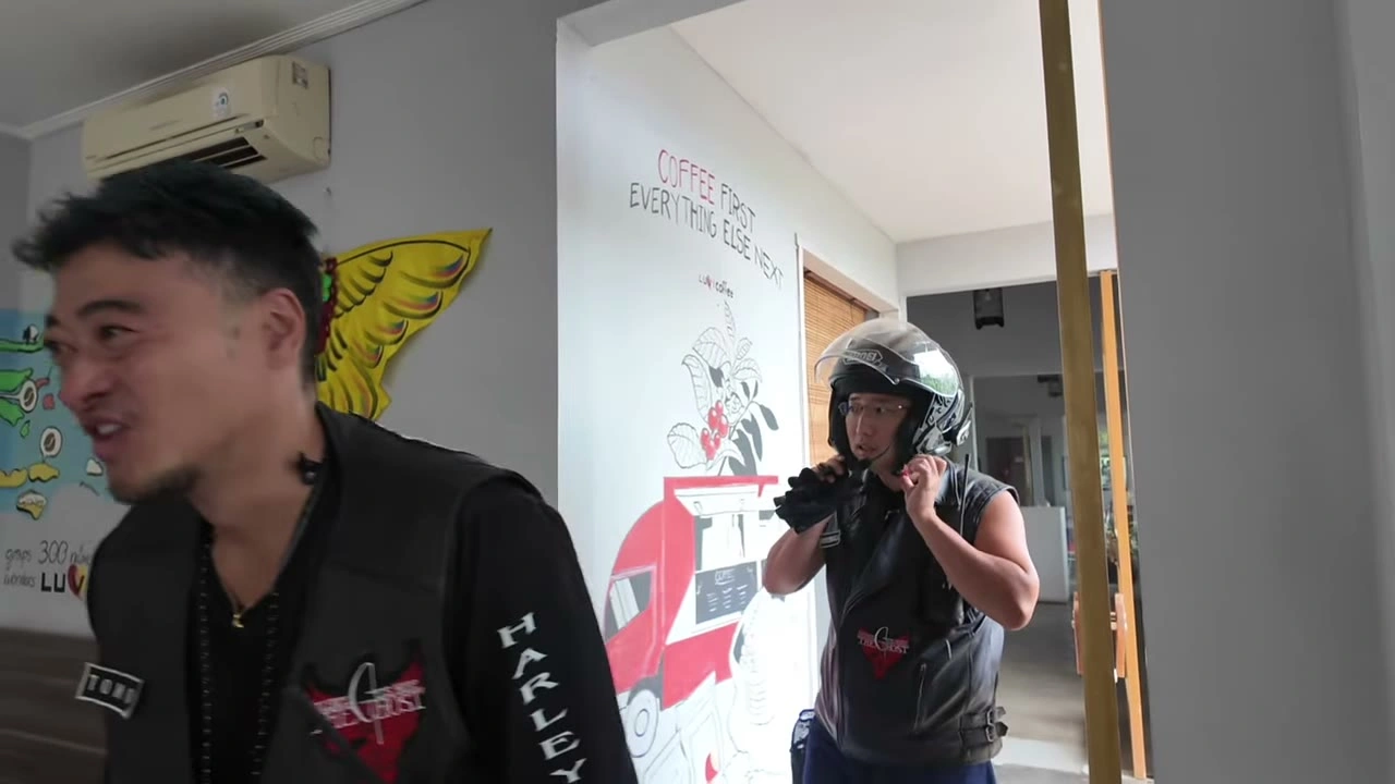 ベストの若者が笑顔｜2025年9月 バリ島ハーレーツーリング — TEAM THE GHOST West Bali