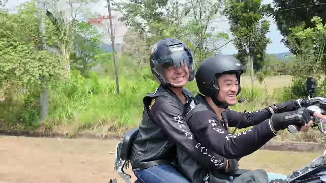 タンデムの二人が笑顔で走行｜2025年9月 バリ島ハーレーツーリング — TEAM THE GHOST West Bali