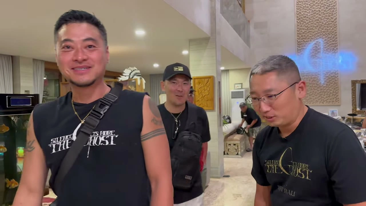 ロビーで満面の笑みの男性＋仲間｜2025年9月 バリ島ハーレーツーリング — TEAM THE GHOST West Bali