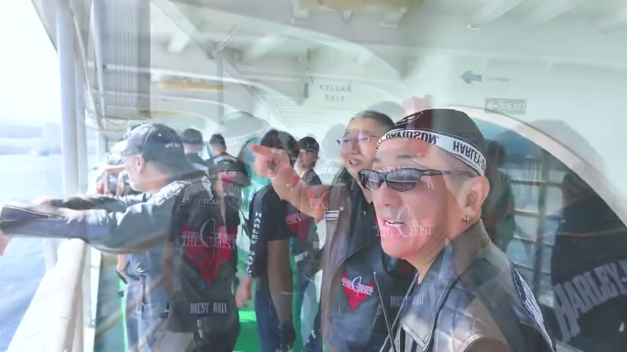 フェリーでバンダナの男性の笑顔アップ｜2025年9月 バリ島ハーレーツーリング — TEAM THE GHOST West Bali
