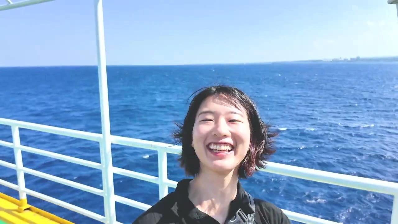 デッキで笑顔の女性｜2025年9月 バリ島ハーレーツーリング — TEAM THE GHOST West Bali