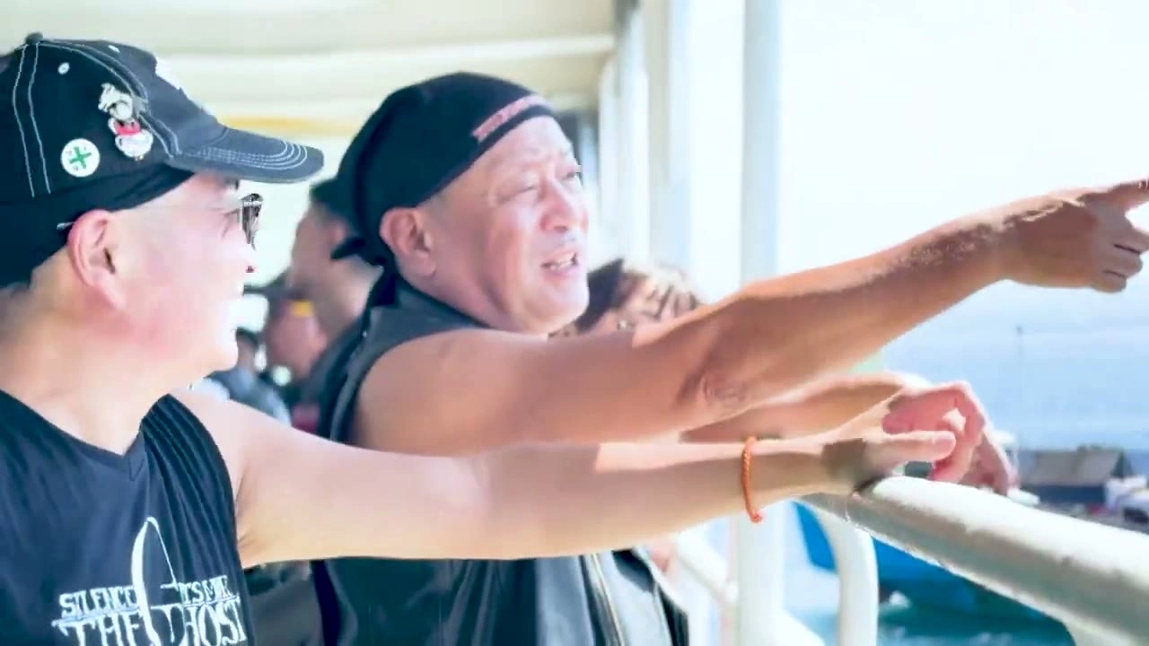 海を指さして笑う2人｜2025年9月 バリ島ハーレーツーリング — TEAM THE GHOST West Bali