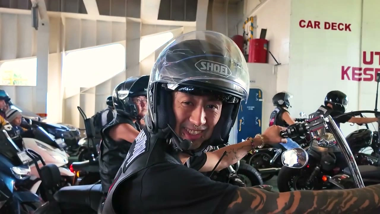車両デッキ・ヘルメットを開けたライダーの笑顔｜2025年9月 バリ島ハーレーツーリング — TEAM THE GHOST West Bali