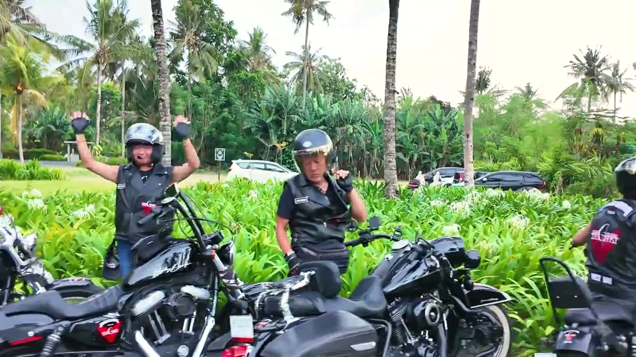 田園を背に路肩でポーズ｜2025年9月 バリ島ハーレーツーリング — TEAM THE GHOST West Bali